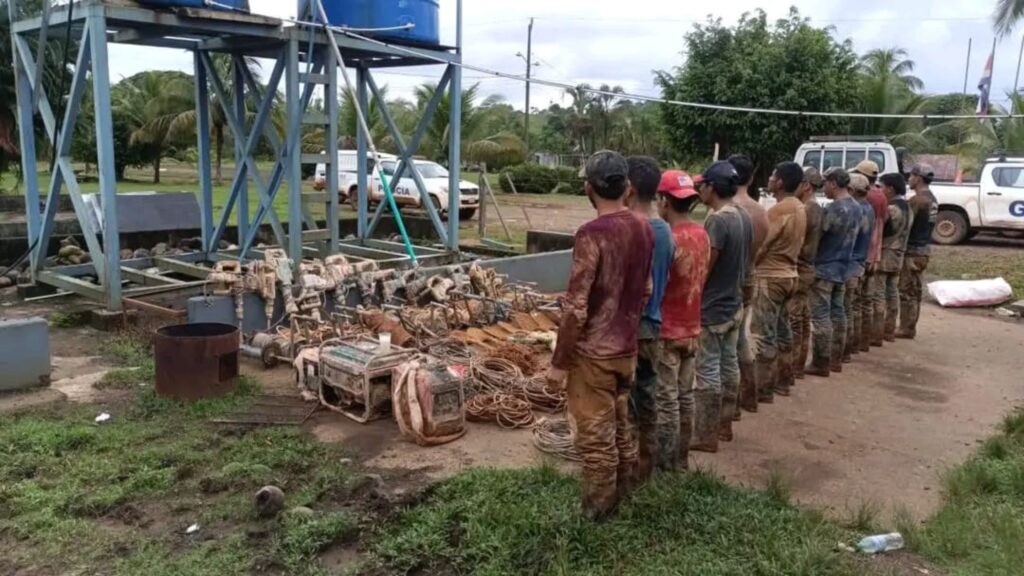 Detienen a 12 nicaragüenses en Costa Rica por minería ilegal en Crucitas
