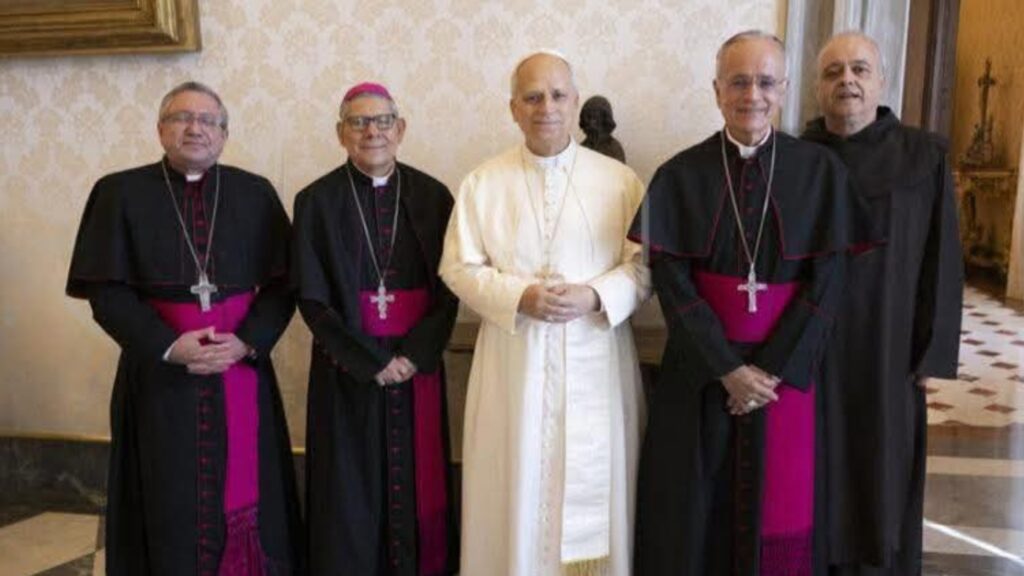 Divulgan fotografías del papa León XIV en reunión con tres obispos desterrados de Nicaragua