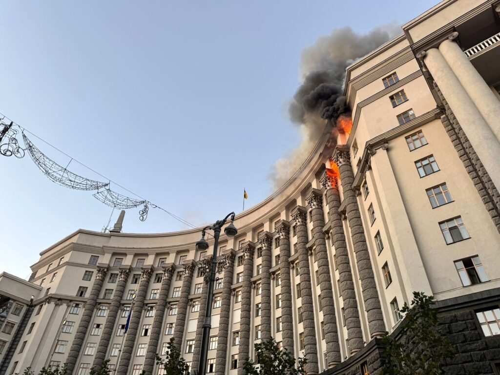 Rusia golpea la sede del gobierno ucraniano en su mayor bombardeo de la guerra