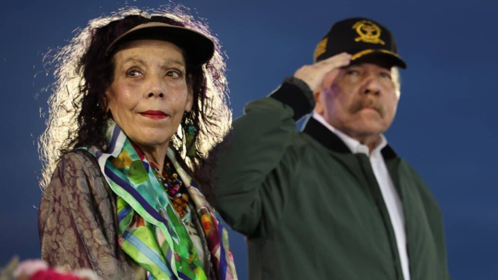 Ortega «ensalza» a Rosario Murillo frente a los militares