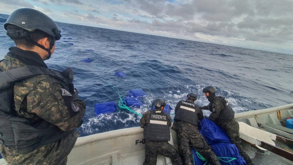 El Salvador incauta 1,4 toneladas de cocaína que flotaban en el Pacífico