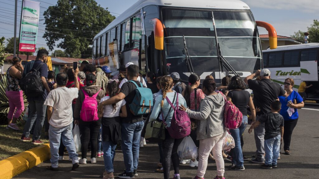 Crece el deseo de emigrar: 7 de cada 10 nicaragüenses dejarían el país si pudieran