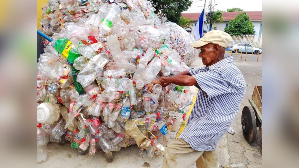 Reciclaje y solidaridad en Masatepe; estudiantes entregan bolas de botellas plásticas a un anciano que vive de la «basura»
