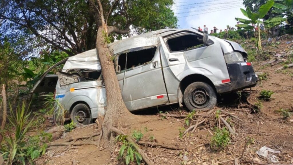 Microbús se volcó en un barranco y dejó a 12 pasajeros heridos