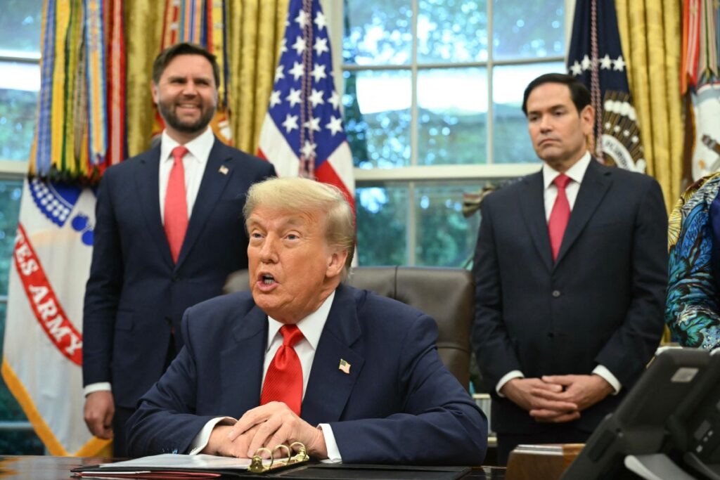 Trump dice que «le encantaría» postularse a un tercer mandato en 2028 pero, ante impedimento, elogia a Vance y Rubio como «fórmula imparable»