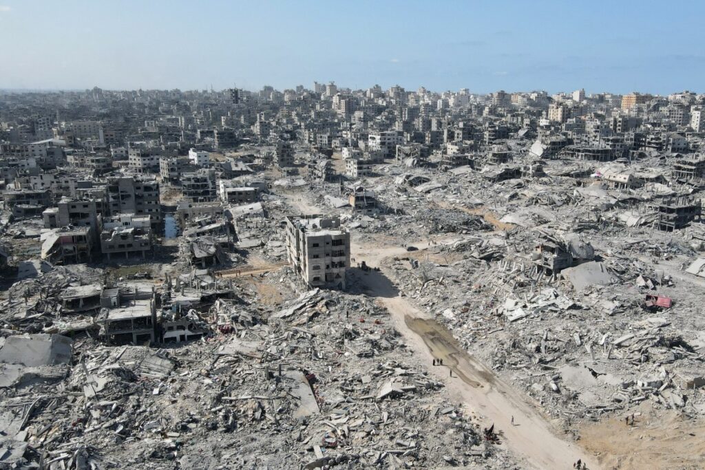 Los palestinos vuelven a una Ciudad de Gaza devastada