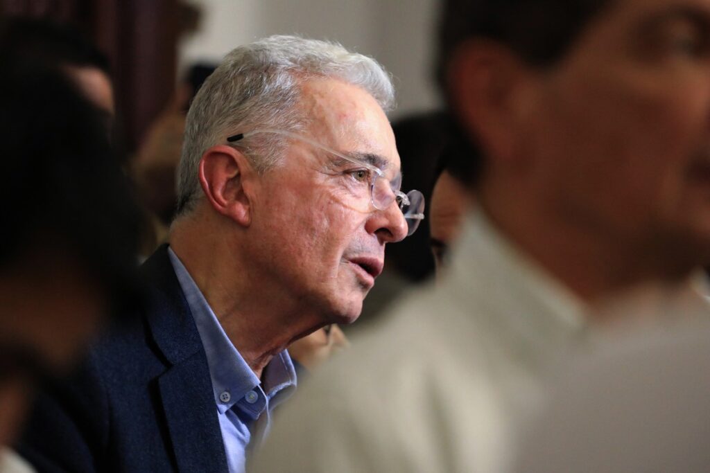 Álvaro Uribe fue absuelto por la justicia de Colombia en el caso de manipulación de testigos