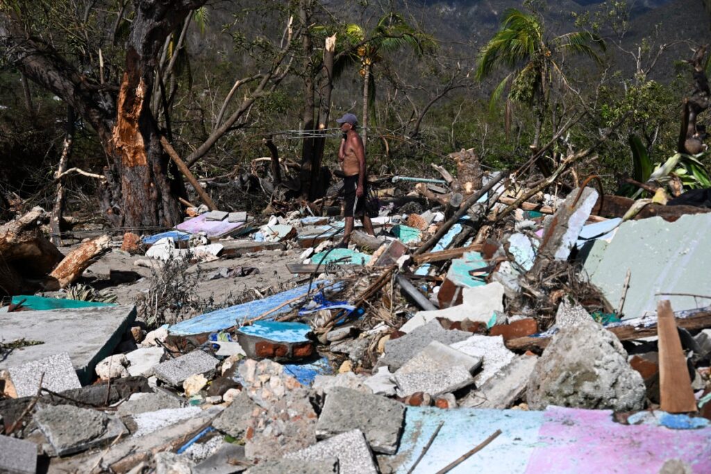 Huracán Melissa pierde fuerza tras provocar 50 muertos en el Caribe