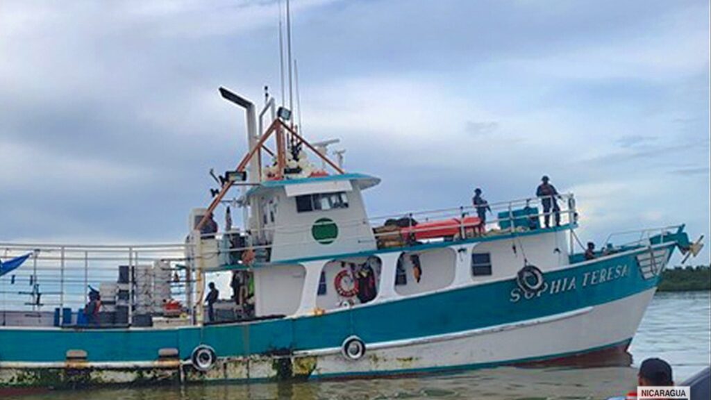 Ejército de Nicaragua retiene a 17 pescadores hondureños con droga y armas en aguas del Caribe