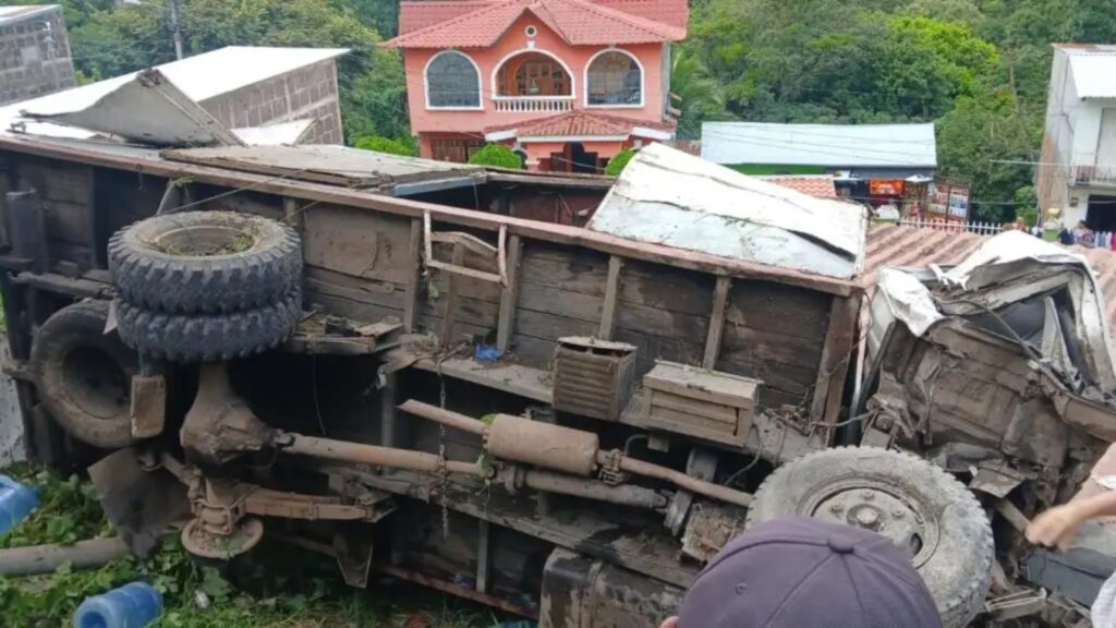 Conductor de camión muere tras perder el control en peligrosa pendiente de Boaco
