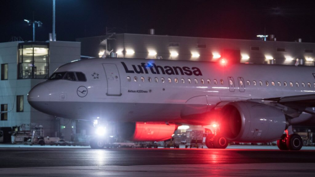 Un avión fue desviado cuando un pasajero apuñaló a dos adolescentes con un tenedor