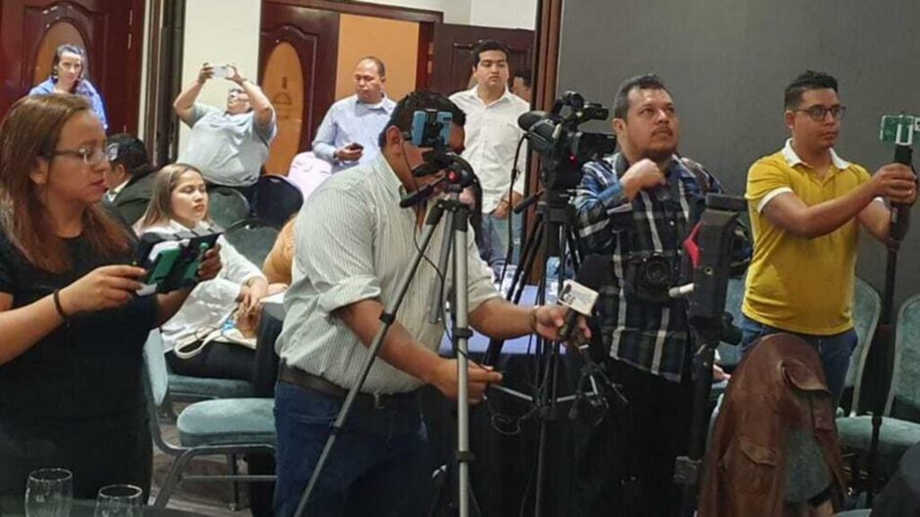 Régimen de Ortega intenta reclutar a periodistas como «orejas y soplones» para infiltrar a medios independientes