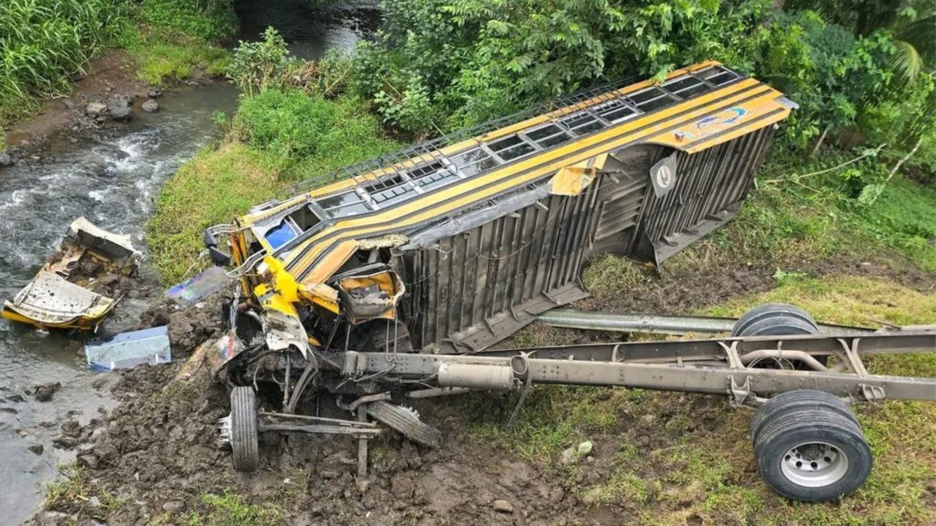 Una docena de lesionados tras vuelco de bus en la ruta Managua-San Carlos