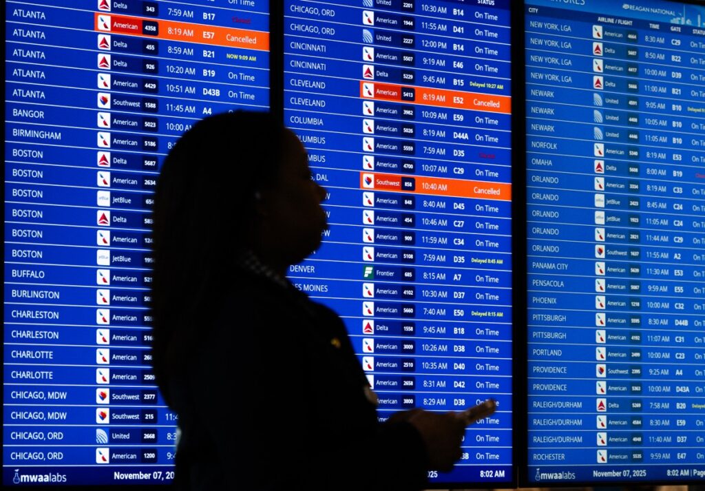 Más de un millar de vuelos cancelados en EEUU por parálisis presupuestaria