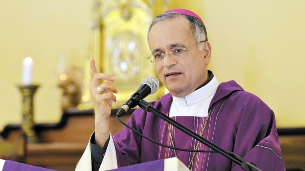 Monseñor Báez denuncia a los sistemas dictatoriales que «engañan, polarizan y desmantelan la democracia para convertir sus caprichos en ley»