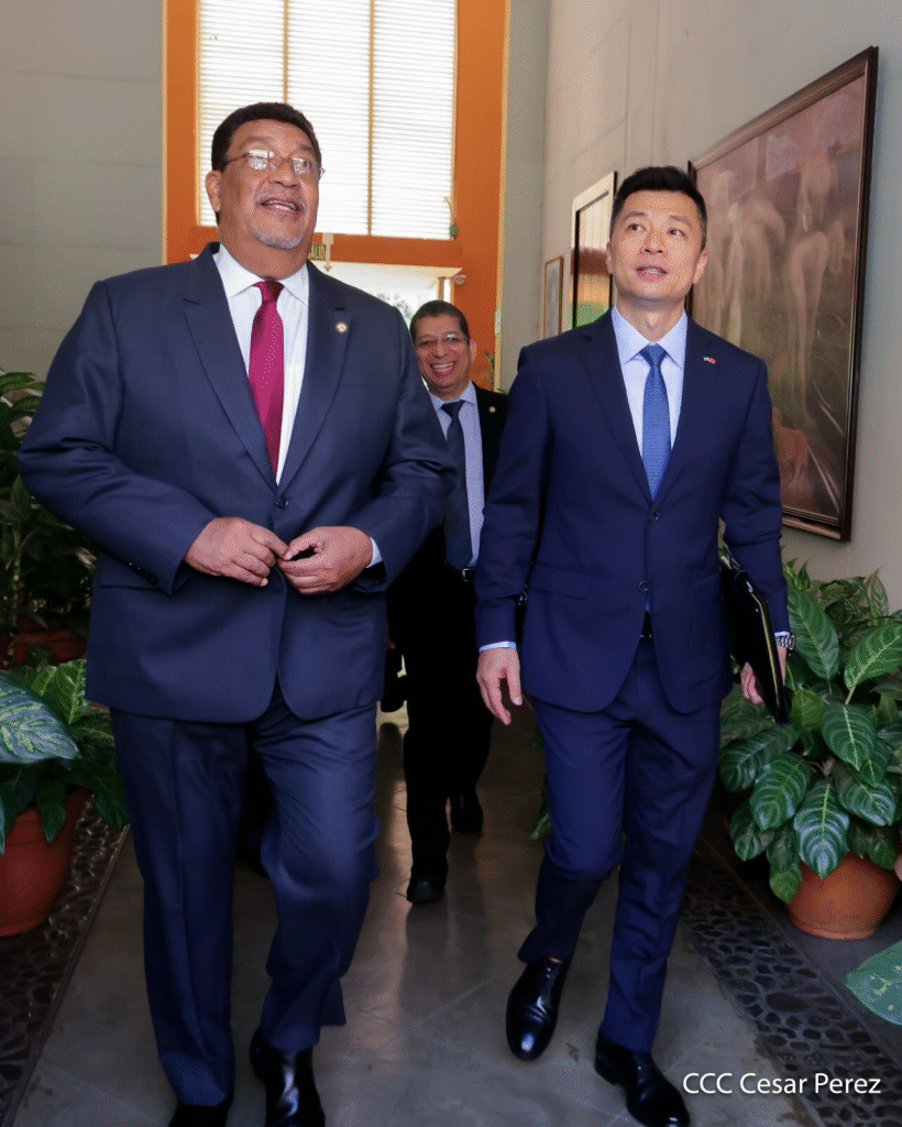 El canciller Valdrack Jaentschke camina en la canciller&iacute;a junto al nuevo embajador de Pek&iacute;n en Managua, Qu Yuhui.