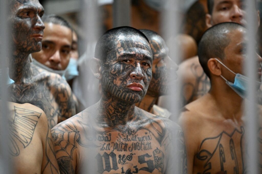Condenan a pandilleros en El Salvador a penas de hasta mil años de cárcel