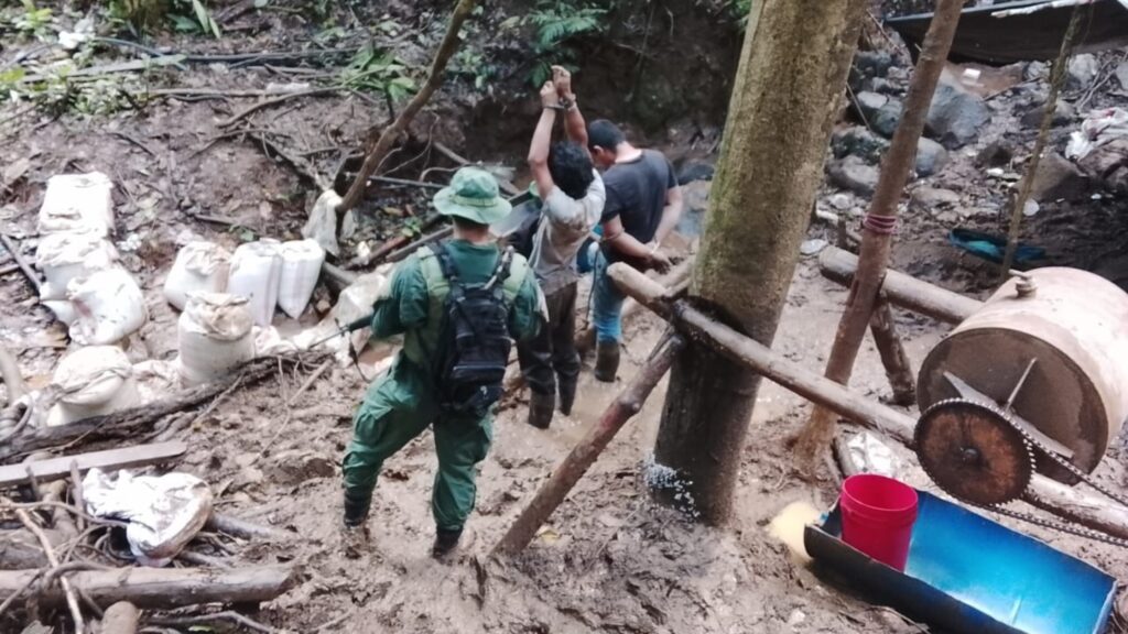 Detienen en Costa Rica a seis mineros ilegales nicaragüenses en Crucitas; uno estaba armado