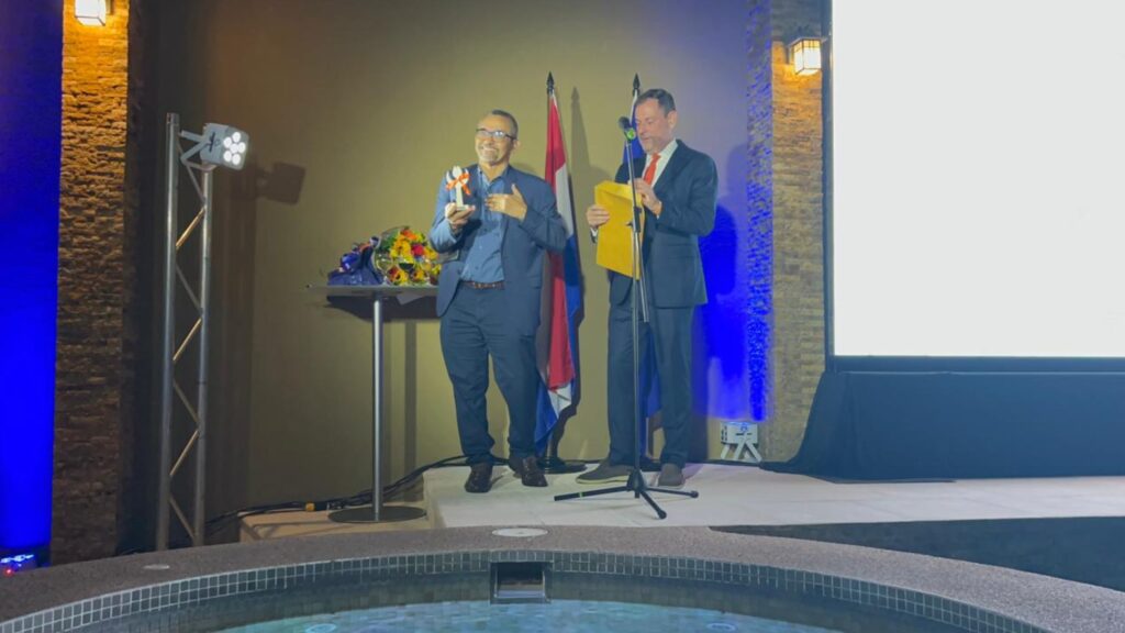 Gonzalo Carrión recibe el premio Tulipán 2025 de la embajada de Países Bajos
