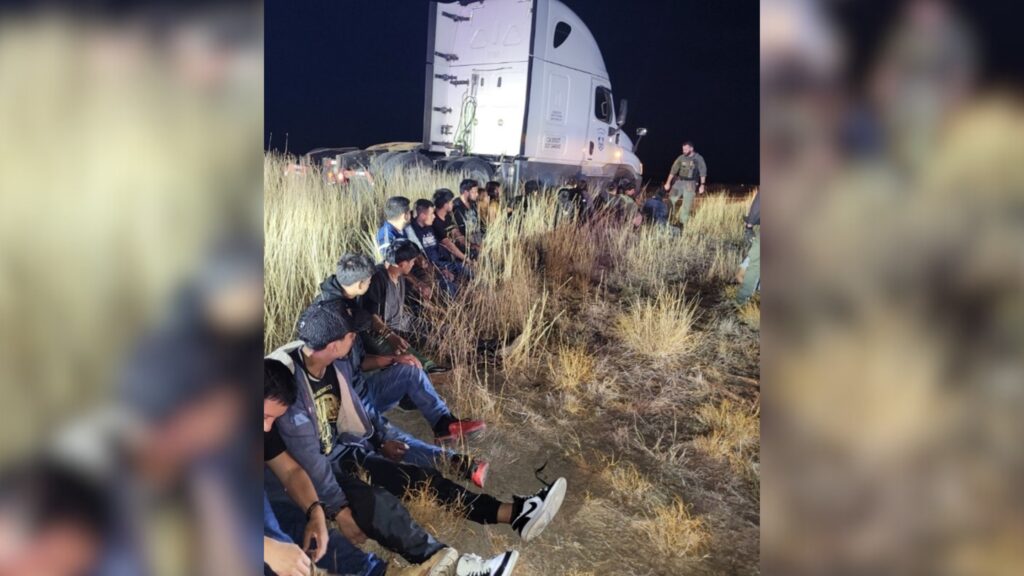 Autoridades de Texas localizan a 23 migrantes, varios de ellos nicaragüenses, ocultos en la cabina de un camión