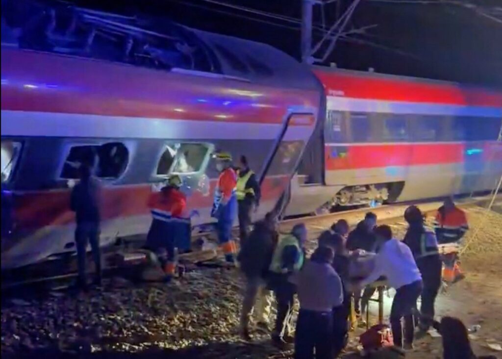 Al menos 39 muertos por la colisión de dos trenes de alta velocidad en España