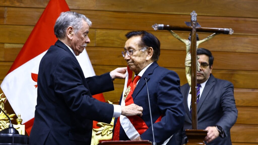 El izquierdista José María Balcázar asume como presidente interino de Perú