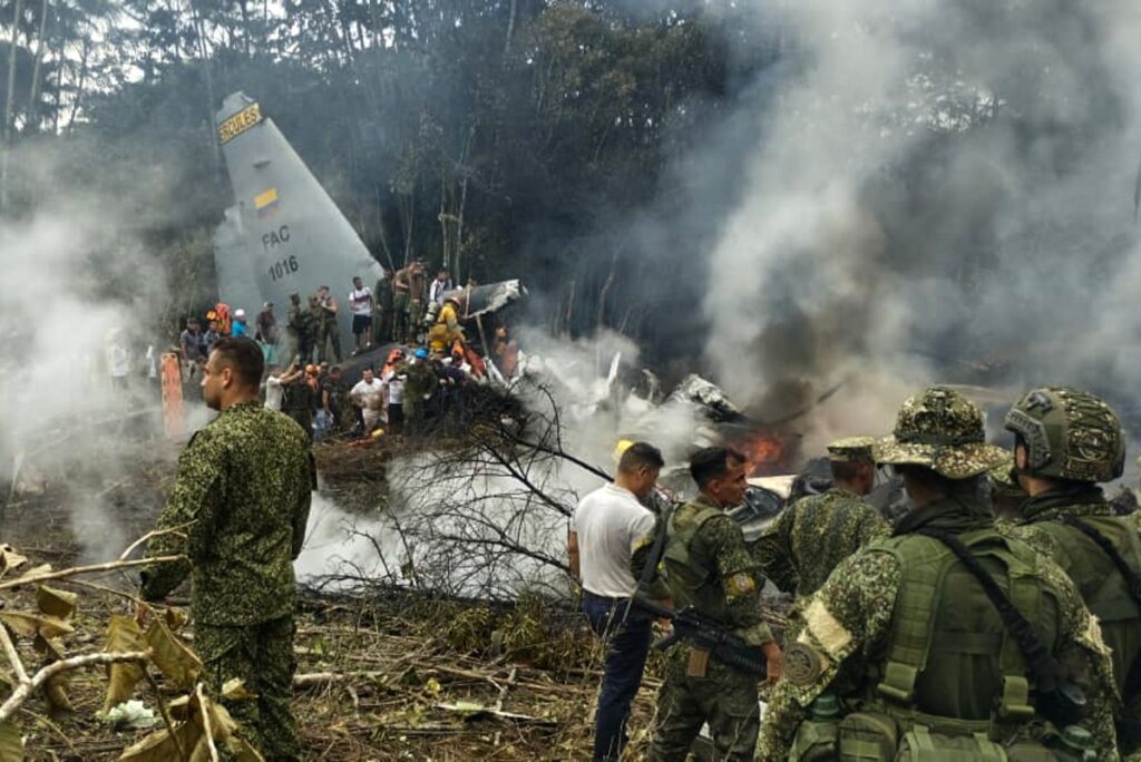 Avión militar se estrella con 125 personas a bordo en Colombia