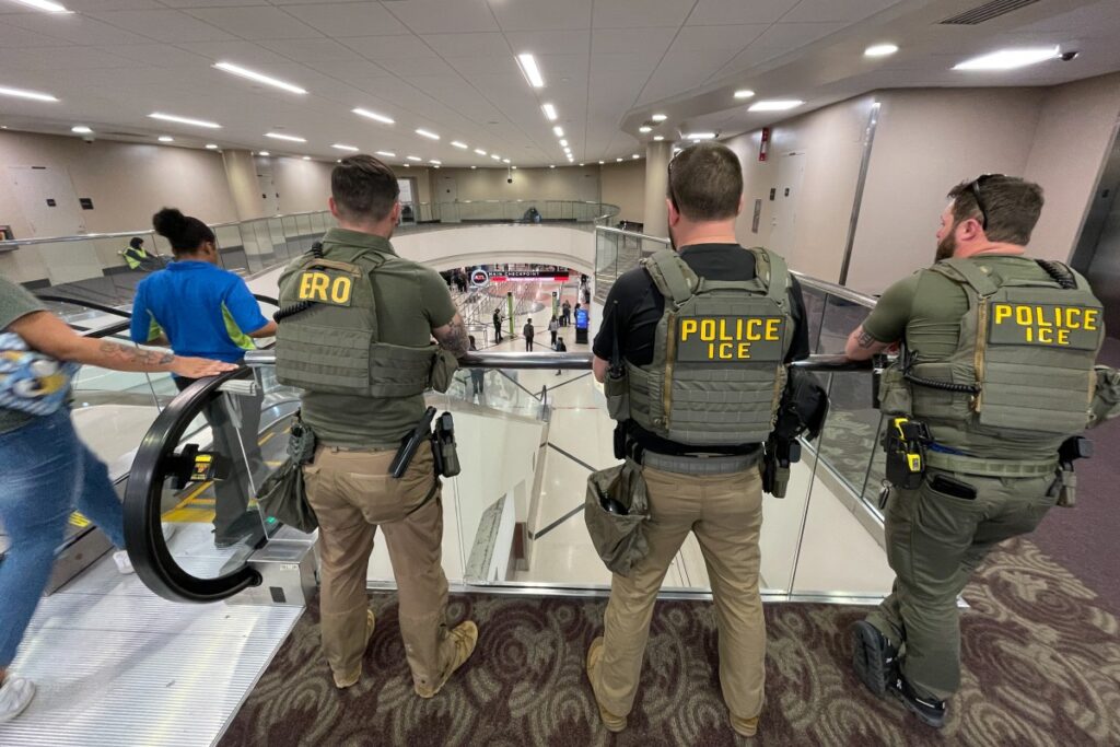 EEUU despliega agentes antiinmigrantes del ICE en 14 aeropuertos