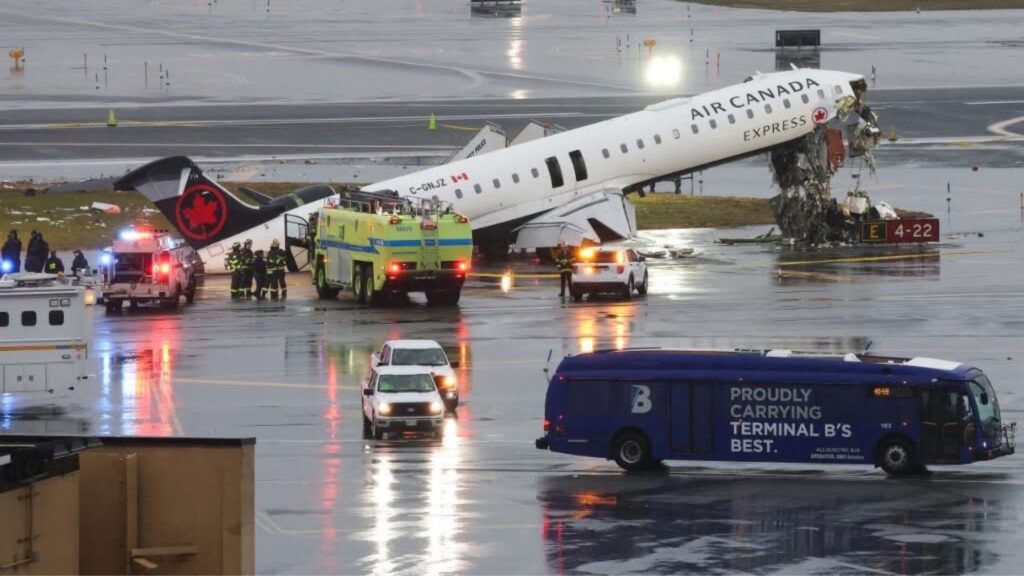 Un avión choca con camión en aeropuerto de Nueva York y mueren el piloto y copiloto