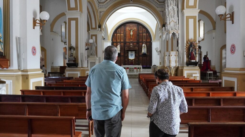 Diplomático de EE. UU. visita la Catedral de Matagalpa símbolo de la persecución religiosa en Nicaragua