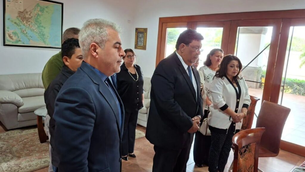 Régimen envía delegación a firmar condolencias por muerte de Jamenei en un gesto tardío y calculado