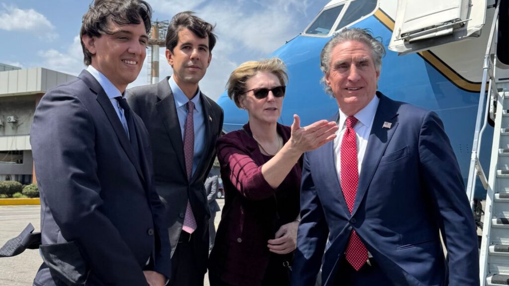 Doug Burgum, secretario del Interior de EEUU, llega a Venezuela a poner orden en el caótico sector minero