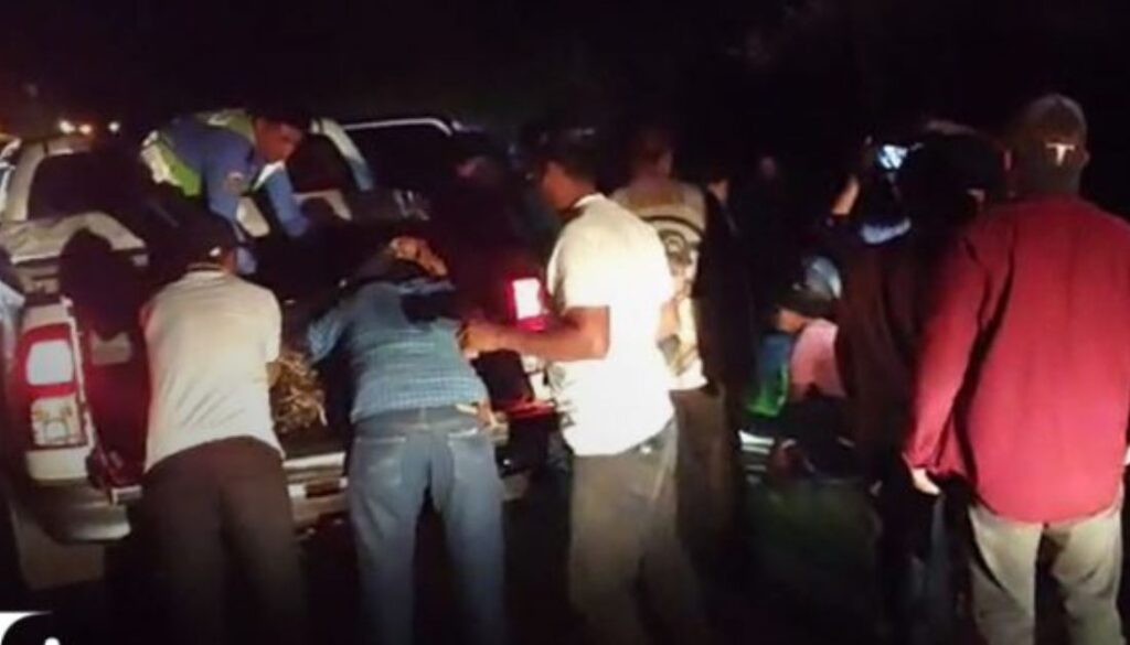 Muere una mujer y 19 personas resultan heridas tras vuelco de una camioneta en Matagalpa