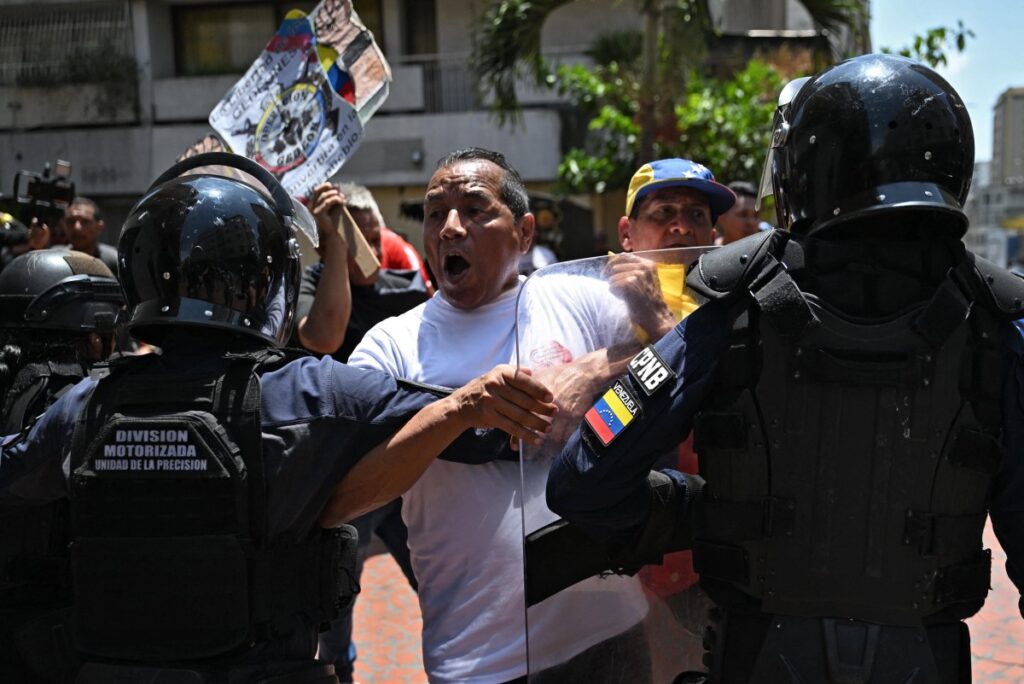 Delcy Rodríguez se quita la careta: policías agreden a adultos mayores que reclamaban aumento salarial