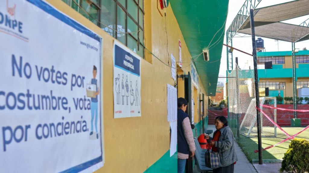Peruanos eligen nuevo presidente para frenar al crimen en comicios empañados por retrasos