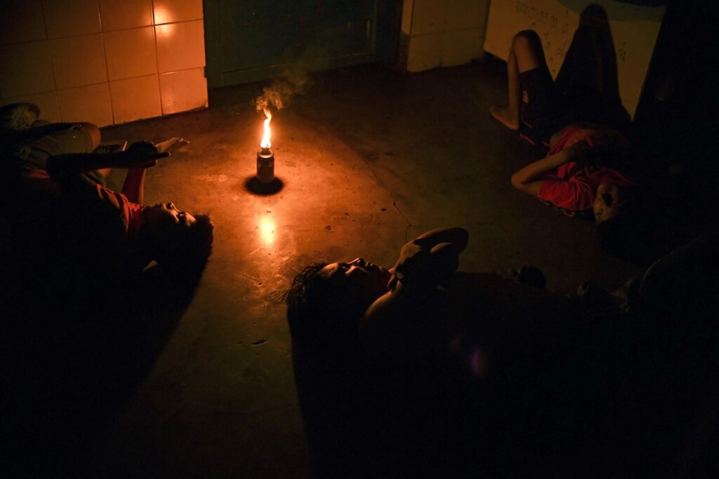 «Vivo en un constante estrés e incertidumbre»:  Venezolanos padecen continuo racionamiento eléctrico
