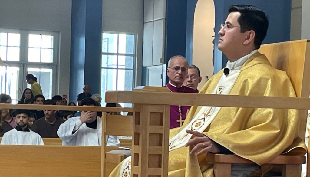 Sacerdote nicaragüense ordenado en el exilio será vicario parroquial en iglesia de Miami