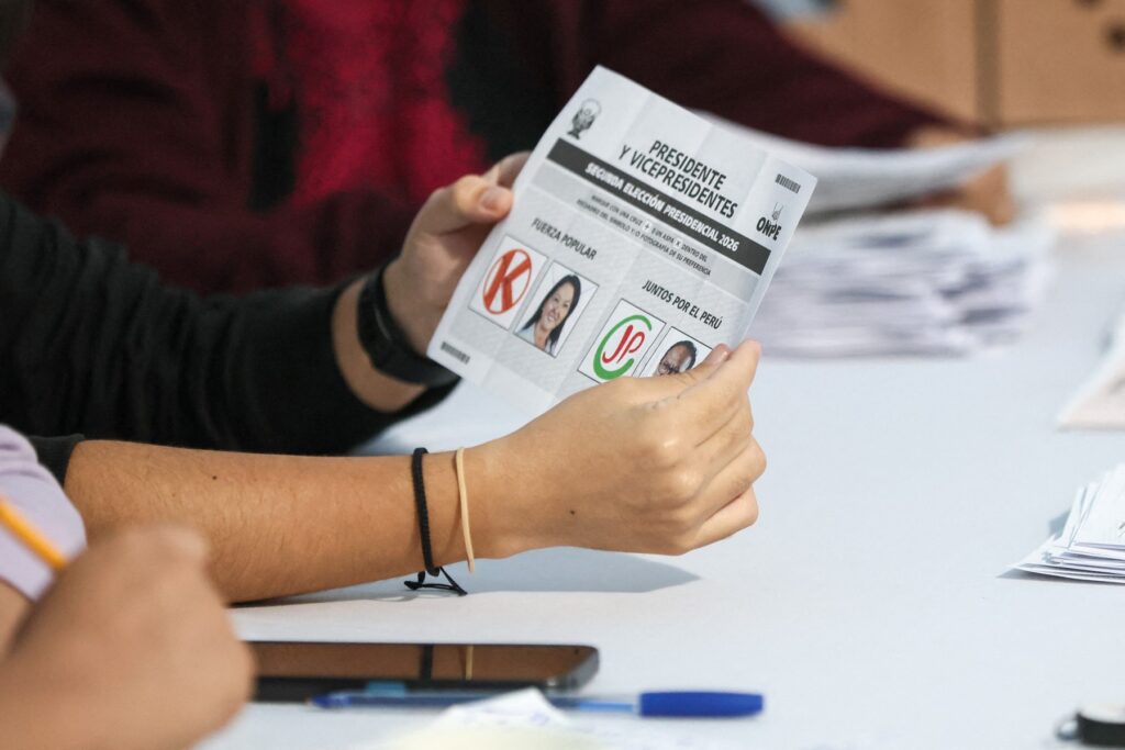 Empate técnico en Perú: Fujimori y Sánchez disputan voto a voto la presidencia
