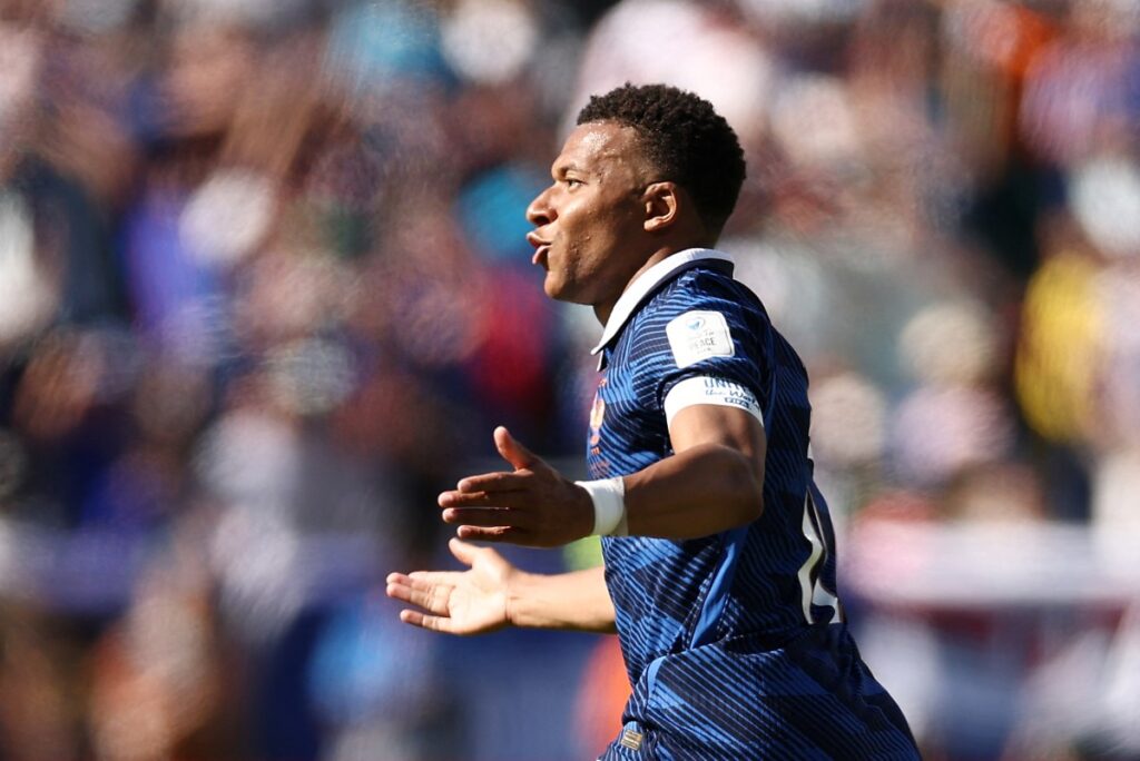 Mbappé, capitán en la tormenta y goleador récord de Francia