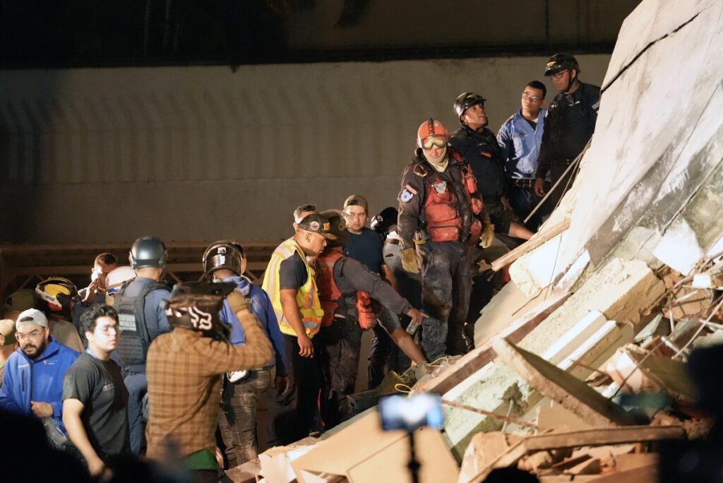 Los rescatistas trabajan entre los restos de un edificio derrumbado tras el terremoto que sacudió Caracas el 24 de junio de 2026. Dos sismos de magnitud 7.2 y 7.5 sacudieron la misma zona de Venezuela la noche del 24 de junio, provocando el derrumbe de edificios, según el Servicio Geológico de Estados Unidos (USGS) y periodistas de AFP. Los temblores obligaron a los habitantes de Caracas a salir a las calles. (Foto de Manaure QUINTERO / AFP)