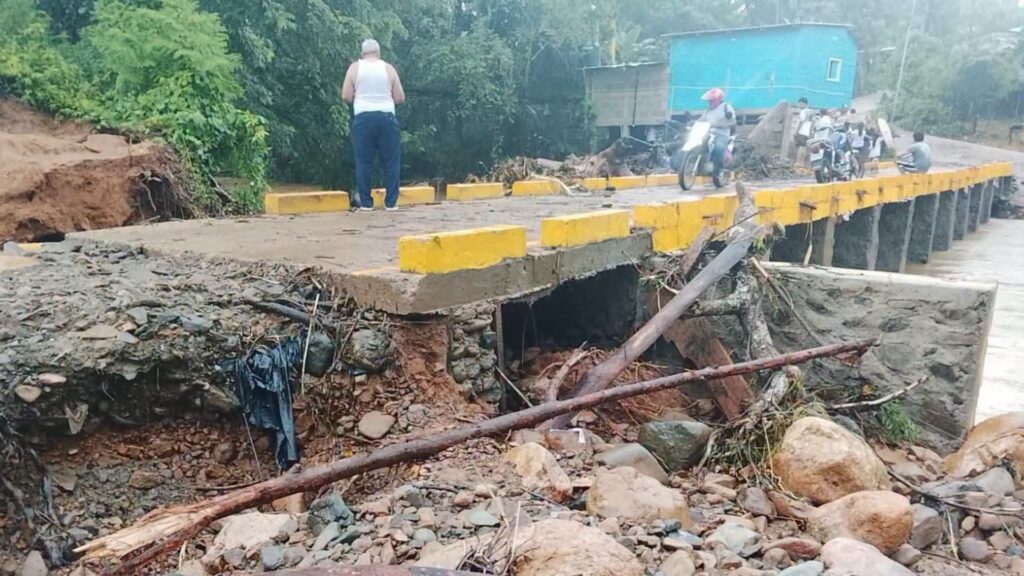 Crecidas de ríos dejan vehículos atrapados: OFENA pronostica más lluvias en Nicaragua