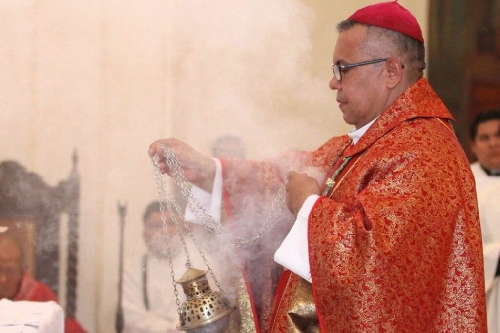 Obispo de León le dice a los jóvenes que rezar el rosario es cosa de «viejitas»