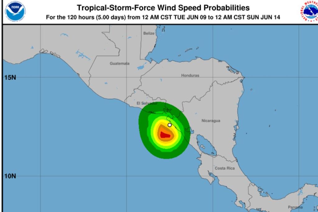 Tormenta Cristina se desplaza cerca de la costa noroeste de Nicaragua con más lluvias y fuertes vientos