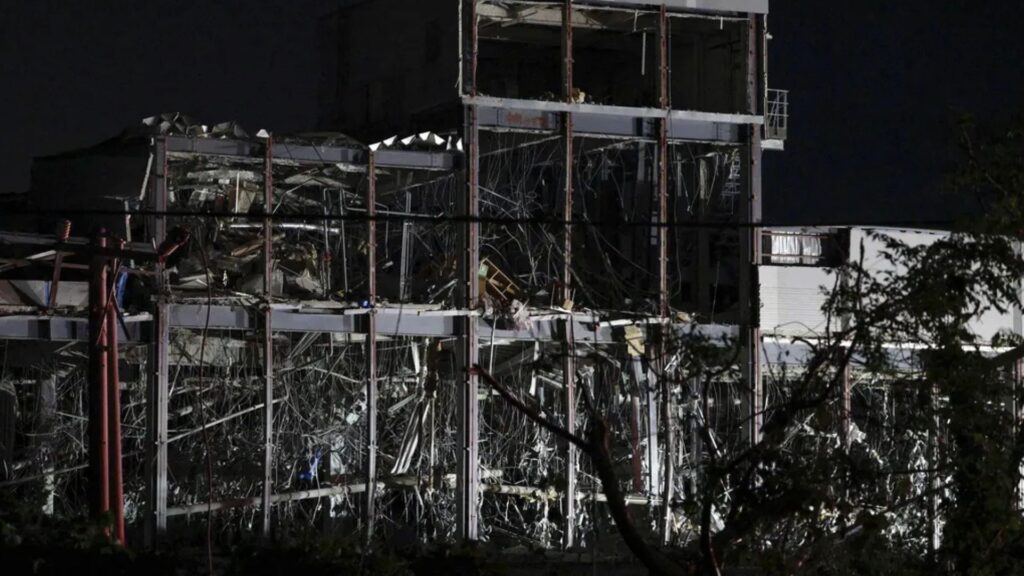 Buscan sobrevivientes tras sismo que mató al menos a 13 personas en Japón
