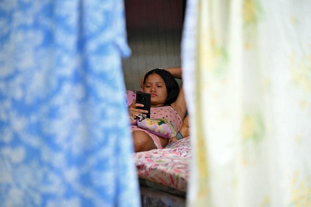 Buscar una madre por chat y llorar a tus muertos por streaming, el drama de la diáspora venezolana