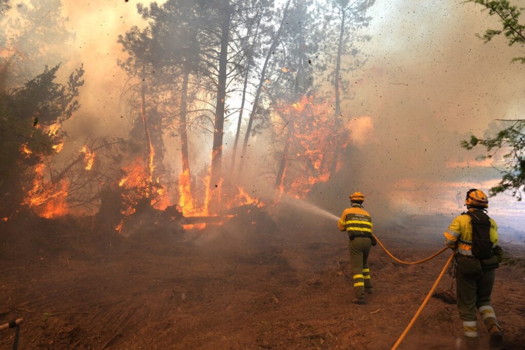 Casi 270.000 evacuados por los incendios que arrasan España y Francia