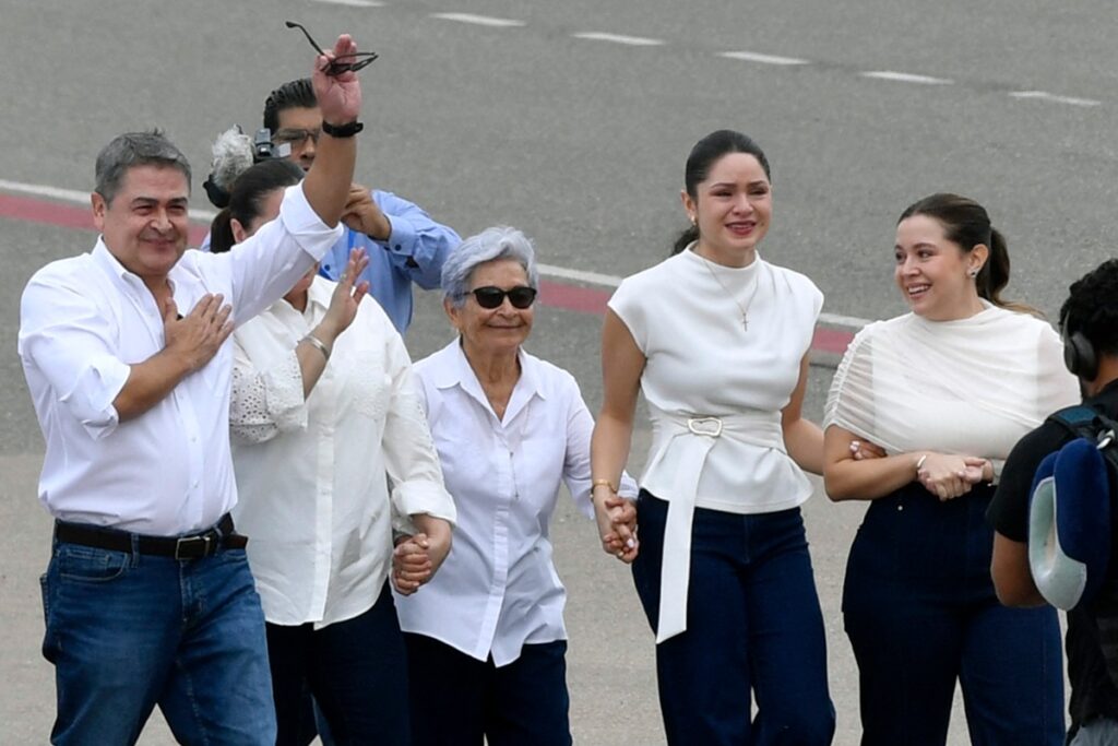 Expresidente Hernández vuelve a Honduras indultado por Trump de narcotráfico