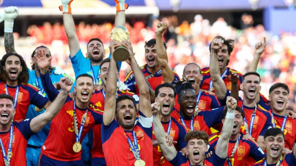 Los campeones del mundo llegan a una España que los recibe como héroes
