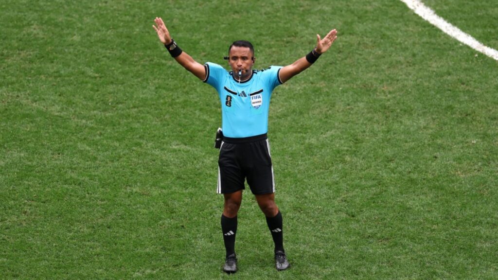 Árbitro salvadoreño Iván Barton dirigirá la semifinal España-Francia