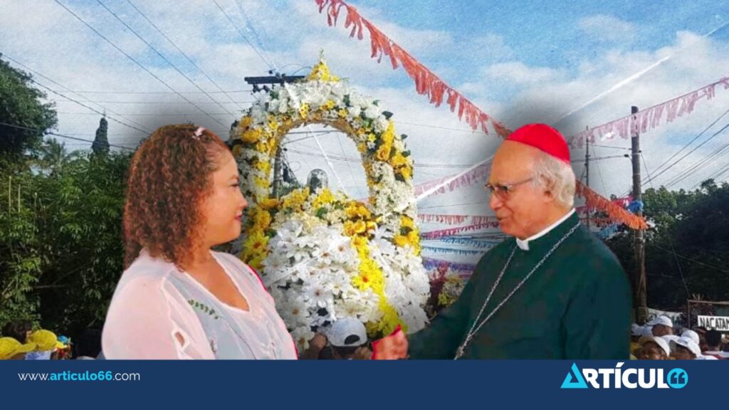 Leopoldo Brenes posa con alcaldesa  Reyna Rueda en bajada de Santo Domingo de Guzmán